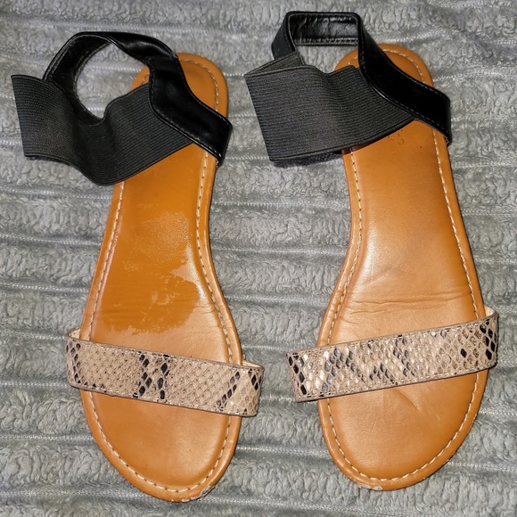 BAMBOO Shoes - Bamboo‎ Women's Size 7 Ankle Strap Sandals Black and Snake Skin Print Open Toe